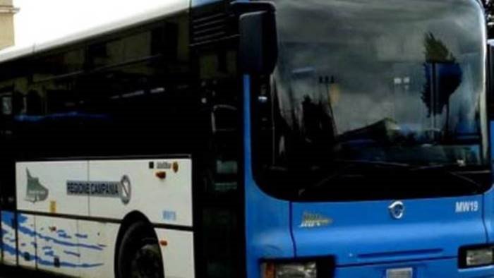 controlli sui bus passeggero aggredisce autista air e scappa