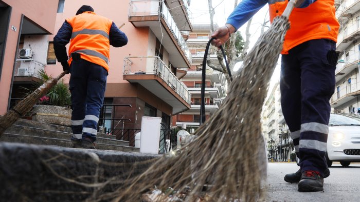 rifiuti i giudizi dei salernitani bene gli ingombranti male lo spazzamento