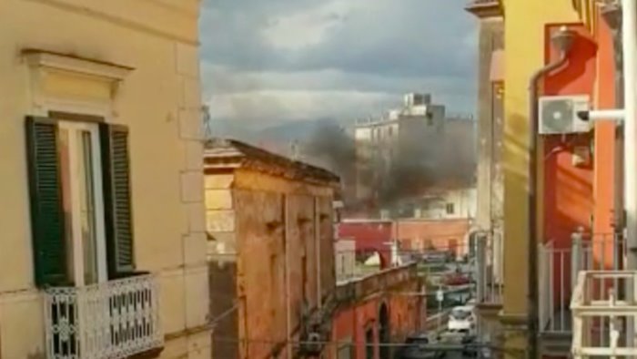 paura a sarno fiamme nel sottotetto di un bar in piazza garibaldi