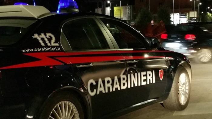 ho fame e freddo senzatetto chiama carabinieri e viene aiutato