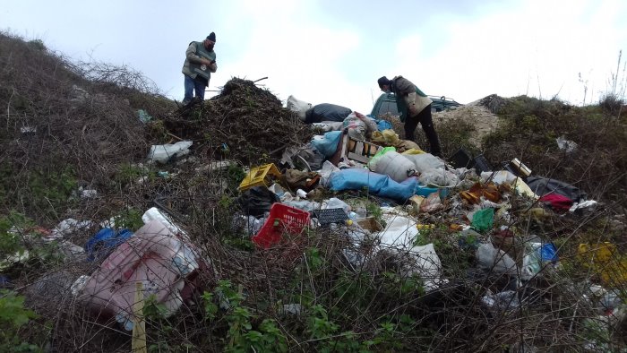 degrado a campagna rifiuti abbandonati in localita cave di puglietta