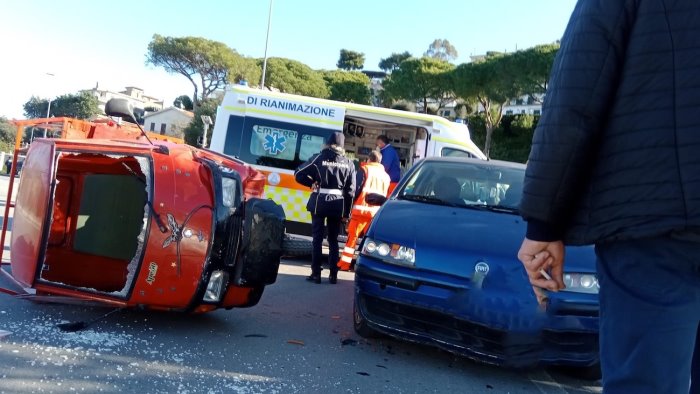 incidente nella rotatoria paura per un 87enne a castellabate