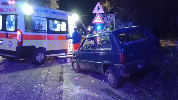 auto si ribalta sulla via del mare spavento per un intera famiglia