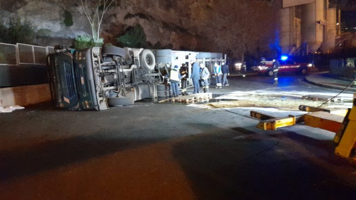 paura in via ligea a salerno si ribalta un grosso tir