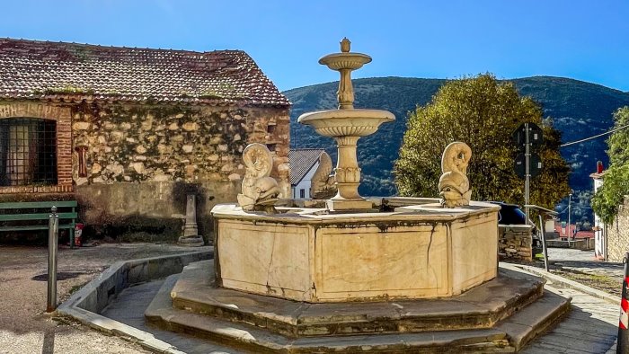 capaccio capoluogo la fontana dei tre delfini torna a zampillare