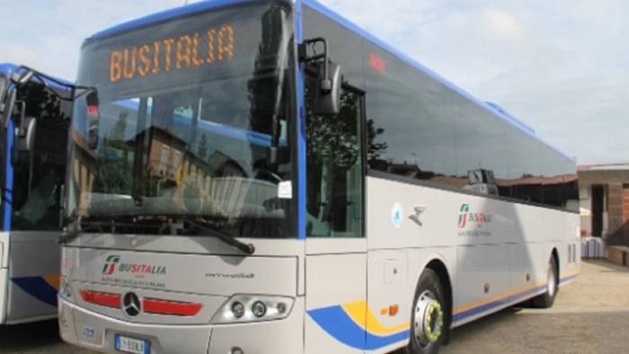 aggredisce l autista di un bus e colpisce i carabinieri denunciata 44enne