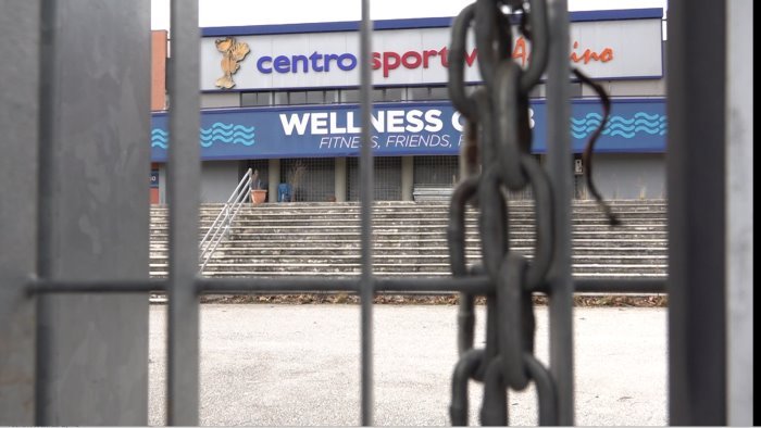 piscina nel degrado l opposizione festa rilanci subito la struttura