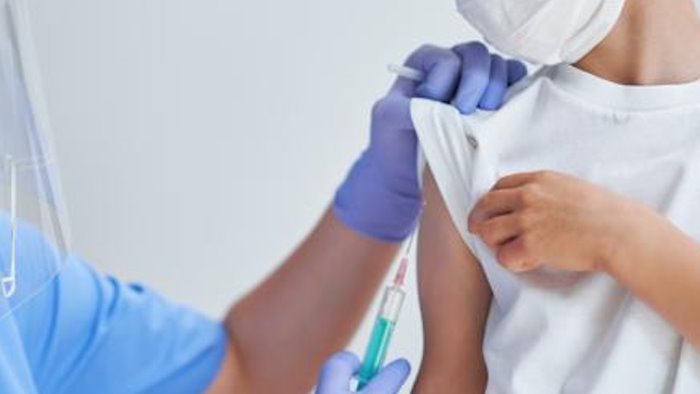 vaccini 5818 somministrazioni boom per i bambini siero per 537 under 11