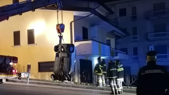 l auto si schianta tra muro e ringhiera e lui resta miracolosamente illeso