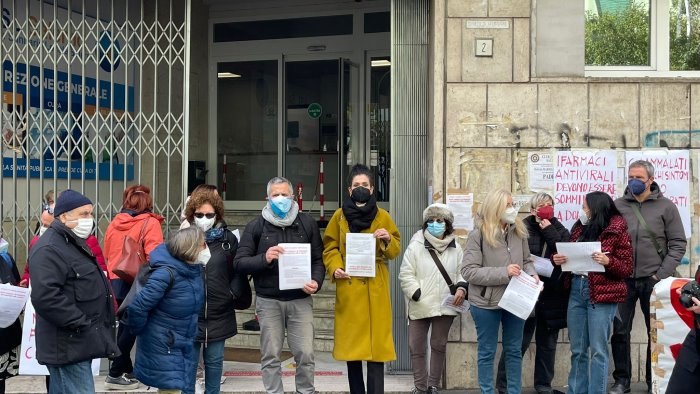 piu usca e tamponi a prezzi calmierati la protesta davanti l asl di salerno