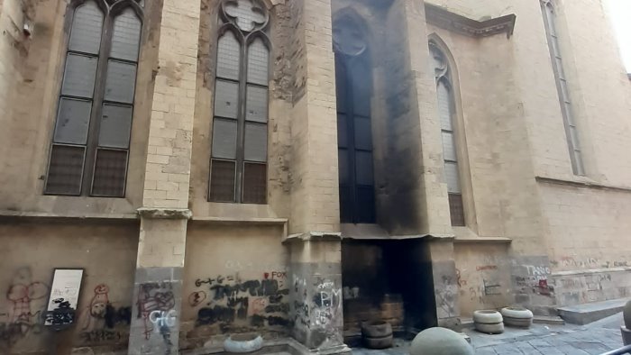 fuocarazzi di sant antonio danneggiata la chiesa di piazza mercato