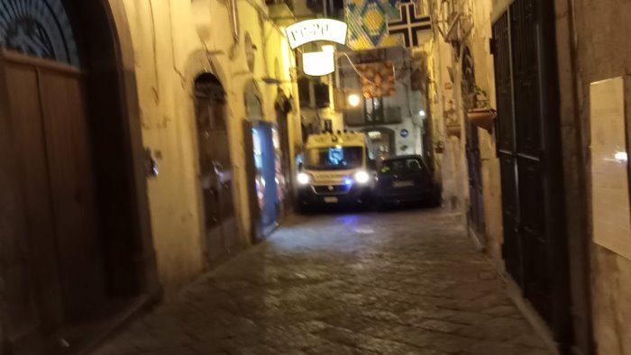 sosta selvaggia ambulanza bloccata nel centro storico la rabbia dei residenti