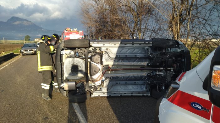 benevento fiat panda con due ragazze a bordo si ribalta paura a san vitale