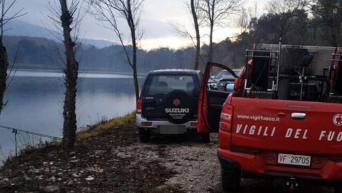 pescatore scomparso nel casertano ricerche in atto nel lago dei cigni