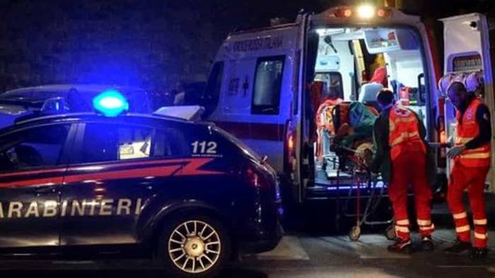 notte di violenza due giovani picchiati brutalmente finiscono in ospedale