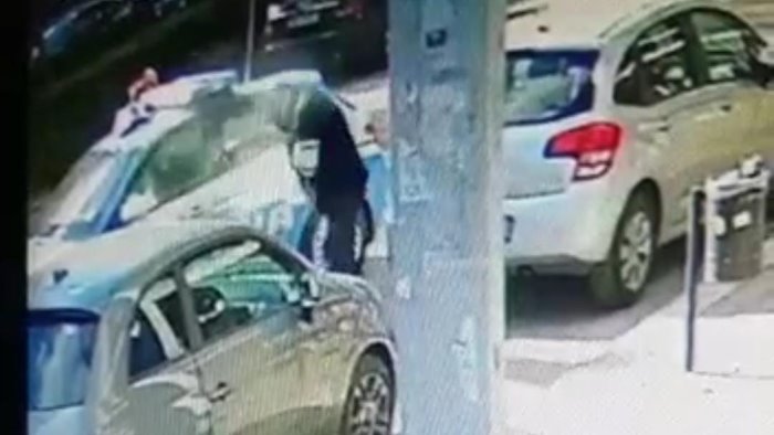 sparatoria in centro a taranto il video choc feriti due agenti