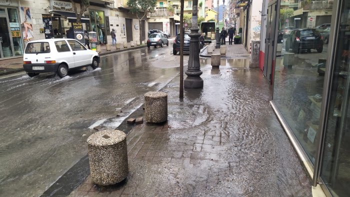 salerno ci risiamo esplode di nuovo la condotta migliaia senz acqua