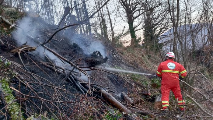 incendio a capo saragnano volontari della protezione civile spengono le fiamme