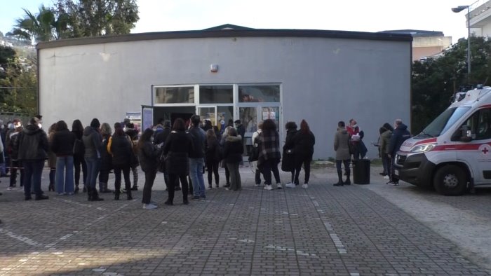 salerno vaccini a scuola hub al liceo de sanctis