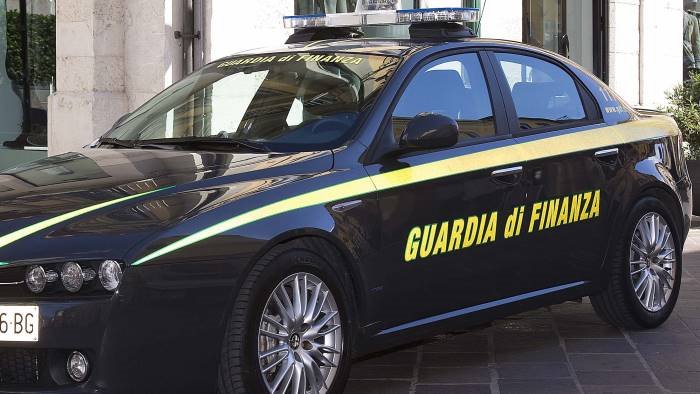 positivo al covid sorpreso nel suo bar denunciato dalla guardia di finanza