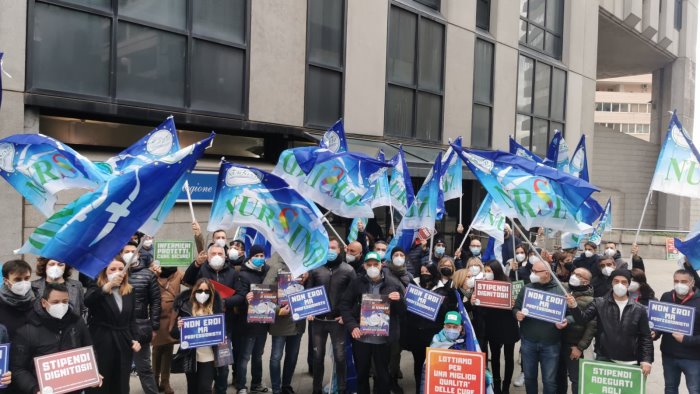 nursind infermieri in protesta a napoli ciampi m5s seguiro la vertenza