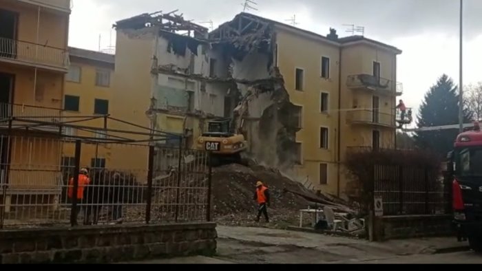 giu le case di via roma ruspe in azione ricostruiamo col superbonus