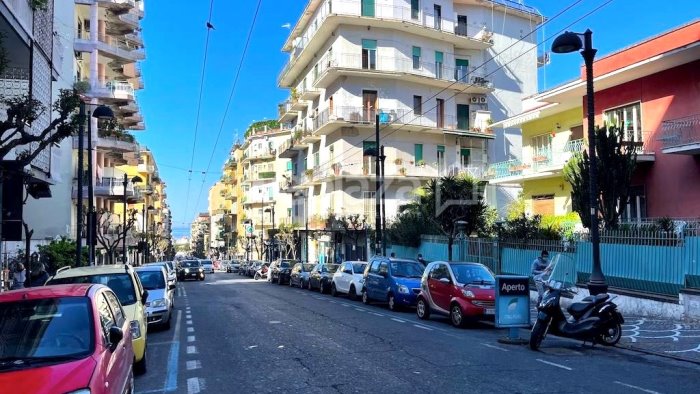 portici le storiche attivita commerciali chiudono i battenti