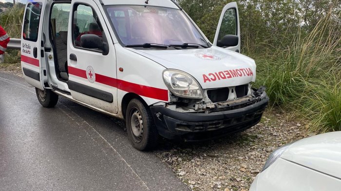 camerota mezzo della croce rossa sbanda e finisce fuori strada sanitari illesi