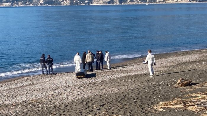 choc a salerno trovato cadavere di un uomo sulla spiaggia del lungomare marconi