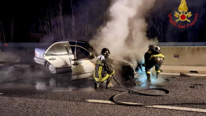 auto in fiamme sull a16 salvato ragazzo alla guida