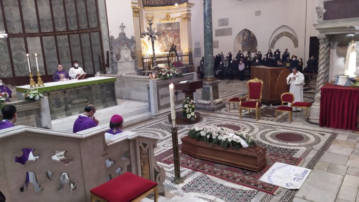 gremito il duomo di salerno per l addio a don franco fedullo