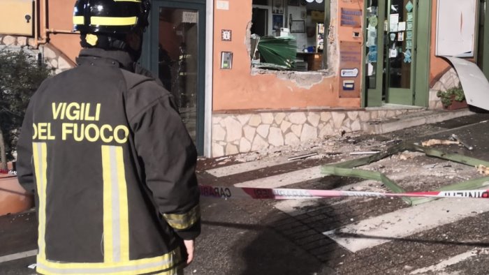 bomba esplode dinanzi ad una rivendita di tabacchi danni ingenti e paura