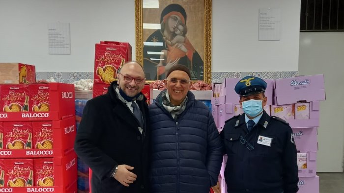 arriva la befana alla mensa diocesana dei poveri di napoli