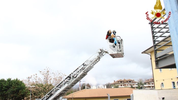 al moscati torna la befana di solidarieta dei vigili del fuoco