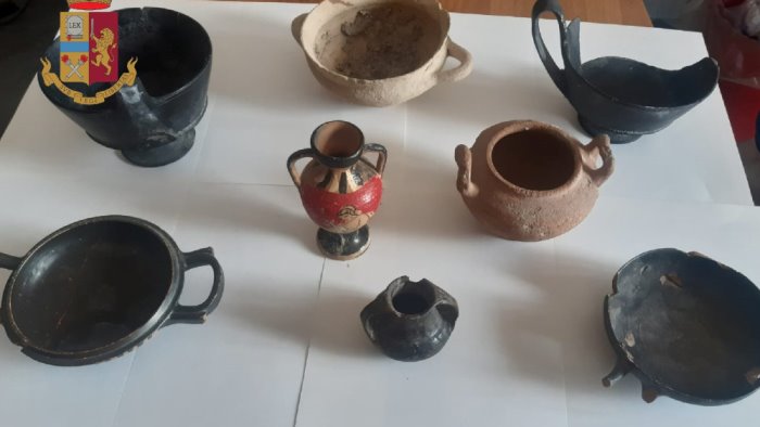 acerra custodisce reperti archeologici in casa denunciato