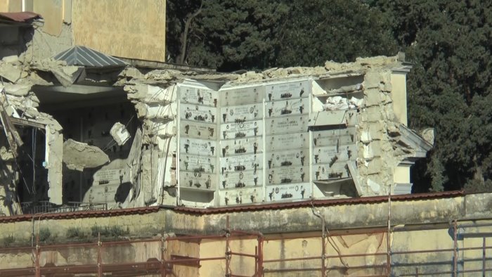 crollo nel cimitero di poggioreale durante scavi metro sequestrata l area