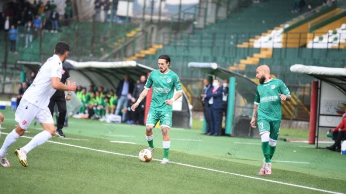 il cosenza chiama l avellino chiesto d angelo per gennaio