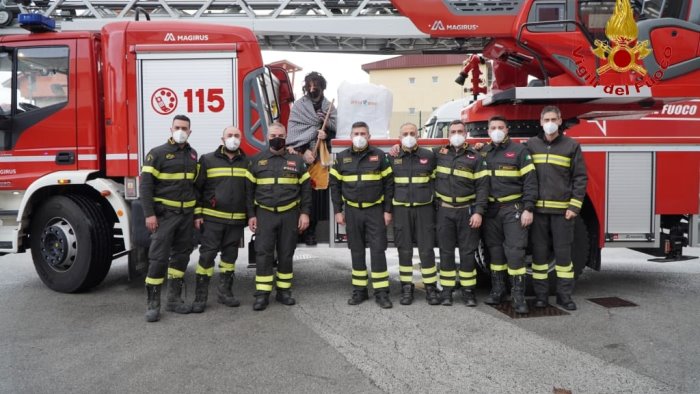 befana in pediatria emozioni e gioia al moscati con i vigili del fuoco