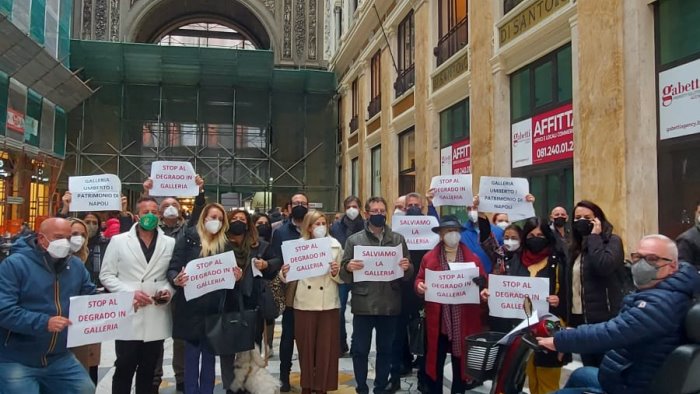 degrado galleria umberto in campo commercianti imprenditori e tanti cittadini