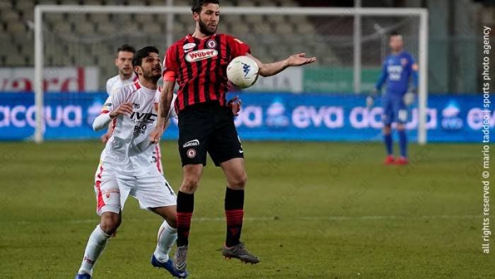 avellino il catanzaro forte su iemmello e plescia resta in stand by