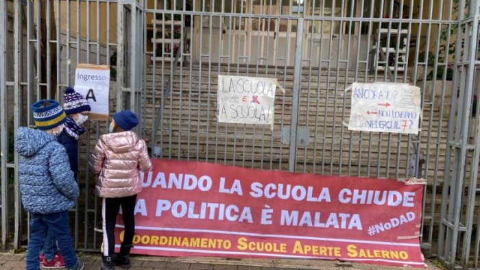 de luca chiude le scuole mamme e bimbi in piazza a salerno