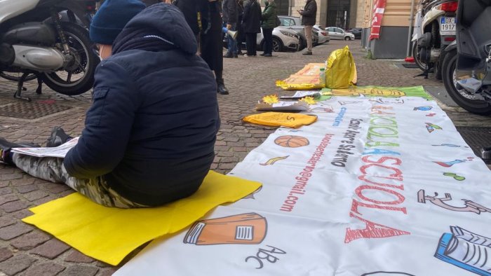 scuole chiuse da salerno parte la protesta di genitori insegnanti e bimbi