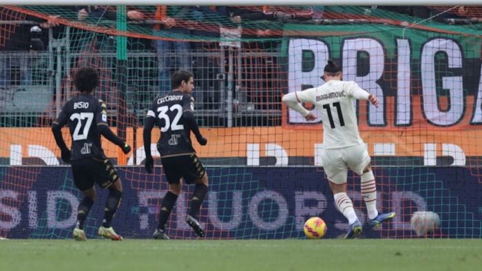 ibrahimovic e doppietta hernandez il milan vince 3 0 a venezia