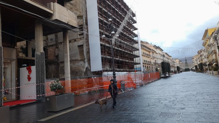 la maledizione di palazzo trevisani ad avellino vola il telone nessun ferito