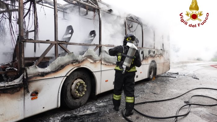 bus air in fiamme paura a santa paolina autista mette in salvo 3 passeggeri