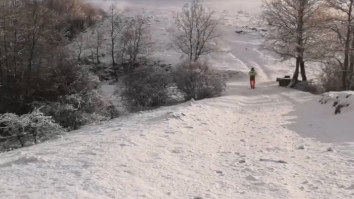 prima neve del 2023 in campania fiocchi bianchi sul cervati laceno e partenio