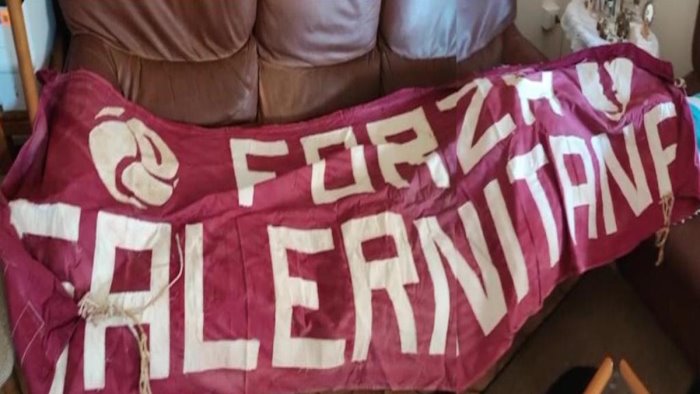 salernitana macte animo riporta alla luce uno striscione degli anni sessanta