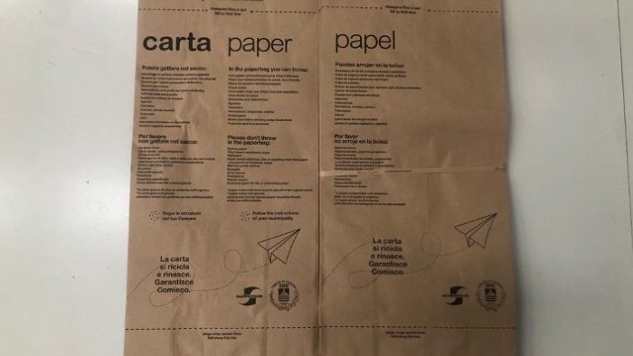 salerno pulita distribuisce sacchetti per la raccolta della carta ai cittadini