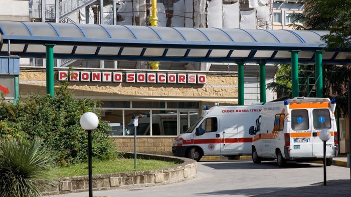 da di matto a pronto soccorso s pio si scaglia contro un poliziotto arrestato