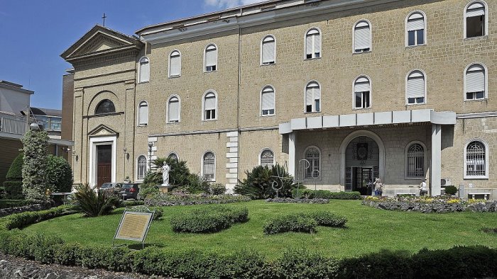 torna da lourdes sta male dimessa ha un malore e muore condannata cardiologa